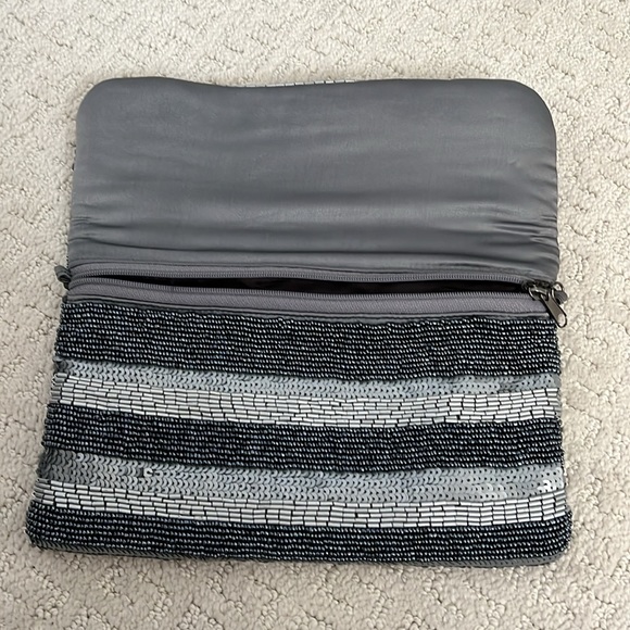 Beaded clutch - Picture 2 of 6